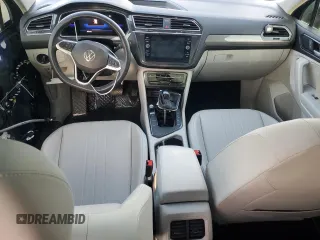 2022 Volkswagen Tiguan SE z VIN 3VV3B7AX3NM147401, wystawiony jako Copart lot #41983715 z przebiegiem 30 728 mil mil oraz Szkoda całkowita • Salvage title. Historia ofert i sprzedaży dostępna na DreamBid. Obrazek 8.