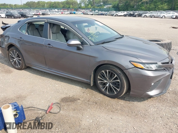 2018 Toyota Camry LE z VIN 4T1B11HK7JU033701, wystawiony jako IAAI lot #42417229 z przebiegiem 49 977 mil mil oraz . Historia ofert i sprzedaży dostępna na DreamBid. Obrazek 1.