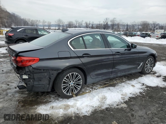 2019 BMW 5 Series 530i xDrive z VIN WBAJA7C52KWW22601, wystawiony jako Copart lot #43244135 z przebiegiem 99 958 mil mil oraz Szkoda całkowita • Salvage title. Historia ofert i sprzedaży dostępna na DreamBid. Obrazek 3.