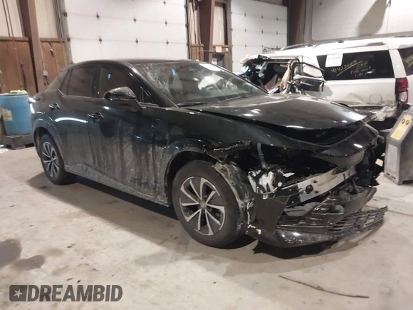 2024 Lexus RZ 300e Premium z VIN JTJABABB4RA001496, wystawiony jako IAAI lot #41402646 z przebiegiem 4 819 mil mil oraz . Historia ofert i sprzedaży dostępna na DreamBid. Obrazek 1.