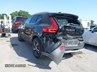 2025 Volvo XC40 Core Bright Theme z VIN YV4L12UJ1S2557593, wystawiony jako IAAI lot #42013569 z przebiegiem 1779 mil mil oraz . Historia ofert i sprzedaży dostępna na DreamBid. Obrazek 3.