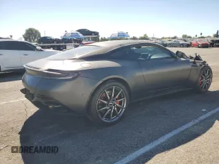 2018 Aston Martin DB11 z VIN SCFRMFAV1JGL05008, wystawiony jako Copart lot #77024394 z przebiegiem Nie podano mil oraz Szkody całkowita. Historia ofert i sprzedaży dostępna na DreamBid. Obrazek 3.