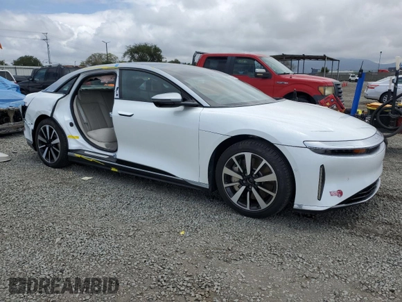 2022 Lucid Air Grand Touring z VIN 50EA1GBA6NA002123, wystawiony jako Copart lot #54435935 z przebiegiem 14 902 mil mil oraz Szkody całkowita. Historia ofert i sprzedaży dostępna na DreamBid. Obrazek 4.
