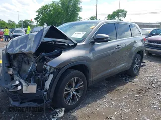 2019 Toyota Highlander LE z VIN 5TDZZRFH3KS325109, wystawiony jako IAAI lot #42160177 z przebiegiem 124 288 mil mil oraz . Historia ofert i sprzedaży dostępna na DreamBid. Obrazek 2.