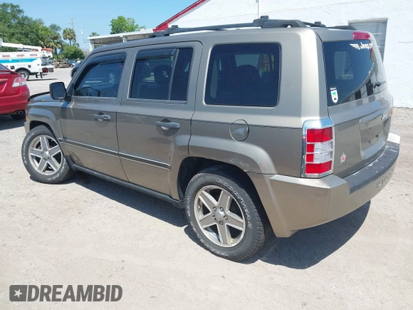 2008 Jeep Patriot Sport with VIN 1J8FT28W18D636073, listed as a IAAI auction lot 42030817 with 103,122 mi miles. Bid and sale history available at carsss.com. Image 3.
