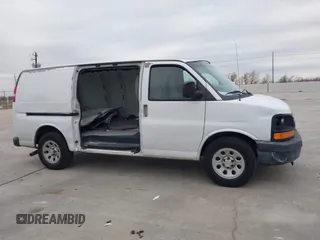 2013 Chevrolet Express Cargo z VIN 1GCSGAFX4D1128353, wystawiony jako IAAI lot #41369784 z przebiegiem 109 703 mil mil oraz . Historia ofert i sprzedaży dostępna na DreamBid. Obrazek 13.