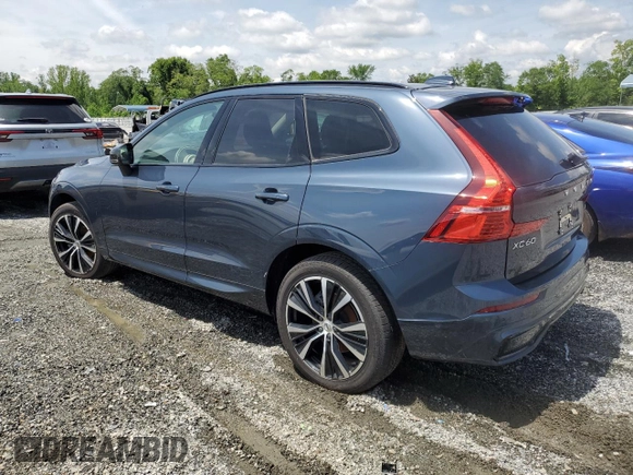 2024 Volvo XC60 Plus Dark Theme z VIN YV4L12RL7R1928699, wystawiony jako Copart lot #56486195 z przebiegiem Nie podano mil oraz Nie do naprawy • Non repairable. Historia ofert i sprzedaży dostępna na DreamBid. Obrazek 2.