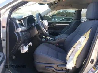 2018 Toyota Highlander LE z VIN 5TDZARFH4JS040991, wystawiony jako Copart lot #48375895 z przebiegiem 47 243 mil mil oraz Szkoda całkowita • Salvage title. Historia ofert i sprzedaży dostępna na DreamBid. Obrazek 7.