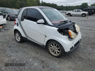 2009 Smart fortwo Pure z VIN WMEEJ31X19K250107, wystawiony jako Copart lot #71576014 z przebiegiem 93 792 mil mil oraz Szkoda całkowita • Salvage title. Historia ofert i sprzedaży dostępna na DreamBid. Obrazek 4.