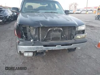 2005 Chevrolet Silverado 1500 LS z VIN 2GCEC13T751334286, wystawiony jako IAAI lot #41183917 z przebiegiem 229 192 mil mil oraz . Historia ofert i sprzedaży dostępna na DreamBid. Obrazek 6.