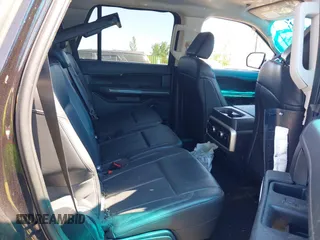 2024 Ford Expedition XLT z VIN 1FMJU1J84REA35560, wystawiony jako IAAI lot #42266211 z przebiegiem 21 950 mil mil oraz . Historia ofert i sprzedaży dostępna na DreamBid. Obrazek 8.