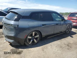 2022 BMW iX xDrive50 z VIN WB523CF00NCK44547, wystawiony jako Copart lot #55262775 z przebiegiem 22 664 mil mil oraz Szkoda całkowita • Salvage title. Historia ofert i sprzedaży dostępna na DreamBid. Obrazek 3.
