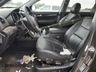 2013 Kia Sorento SX z VIN 5XYKW4A26DG351610, wystawiony jako Copart lot #56196225 z przebiegiem 155 382 mil mil oraz Szkoda całkowita • Salvage title. Historia ofert i sprzedaży dostępna na DreamBid. Obrazek 7.