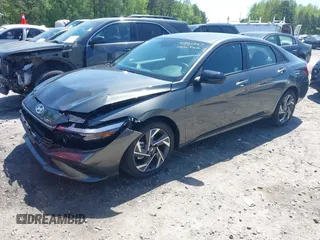 2025 Hyundai Elantra SEL Sport z VIN KMHLM4DG9SU909488, wystawiony jako IAAI lot #41990547 z przebiegiem 2 825 mil mil oraz . Historia ofert i sprzedaży dostępna na DreamBid. Obrazek 2.