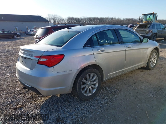 2011 Chrysler 200 Touring z VIN 1C3BC1FB5BN536158, wystawiony jako IAAI lot #41816455 z przebiegiem 111 069 mil mil oraz . Historia ofert i sprzedaży dostępna na DreamBid. Obrazek 4.