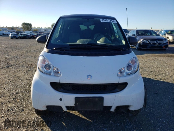2011 Smart fortwo Pure z VIN WMEEJ3BA4BK473760, wystawiony jako Copart lot #78081344 z przebiegiem 75 966 mil mil oraz Szkoda całkowita • Salvage title. Historia ofert i sprzedaży dostępna na DreamBid. Obrazek 5.
