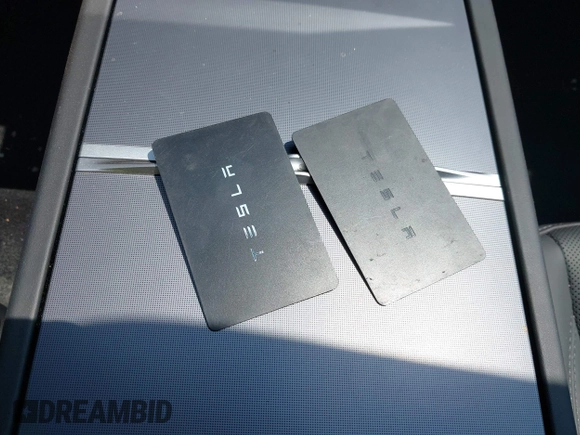 2025 Tesla Model 3 Long Range z VIN 5YJ3E1EBXSF890929, wystawiony jako IAAI lot #42452359 z przebiegiem 2 469 mil mil oraz . Historia ofert i sprzedaży dostępna na DreamBid. Obrazek 11.