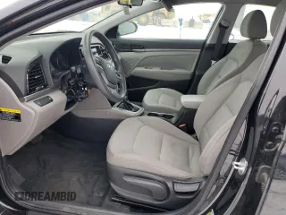 2017 Hyundai Elantra SE z VIN 5NPD84LFXHH172844, wystawiony jako Copart lot #45418985 z przebiegiem 96 169 mil mil oraz Szkoda całkowita • Salvage title. Historia ofert i sprzedaży dostępna na DreamBid. Obrazek 7.