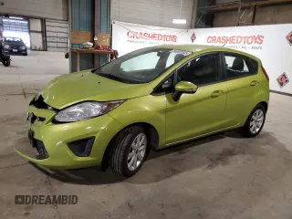 2013 Ford Fiesta SE z VIN 3FADP4EJ1DM144008, wystawiony jako Copart lot #55307545 z przebiegiem 71 121 mil mil oraz Szkoda całkowita • Salvage title. Historia ofert i sprzedaży dostępna na DreamBid. Obrazek 1.