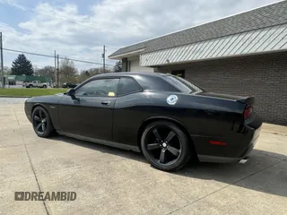 2010 Dodge Challenger R/T z VIN 2B3CJ5DT8AH103905, wystawiony jako IAAI lot #42115194 z przebiegiem 123 272 mil mil oraz . Historia ofert i sprzedaży dostępna na DreamBid. Obrazek 3.