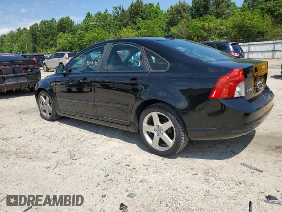 2008 Volvo S40 2.4L z VIN YV1MS382282365003, wystawiony jako Copart lot #55931845 z przebiegiem 225 785 mil mil oraz Czysty tytuł • Clean title. Historia ofert i sprzedaży dostępna na DreamBid. Obrazek 2.
