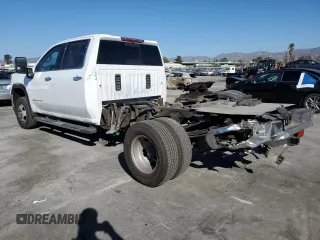 2023 GMC Sierra 3500HD SLT z VIN 1GT49UEY8PF154167, wystawiony jako Copart lot #84495904 z przebiegiem 43 395 mil mil oraz Czysty tytuł • Clean title. Historia ofert i sprzedaży dostępna na DreamBid. Obrazek 2.