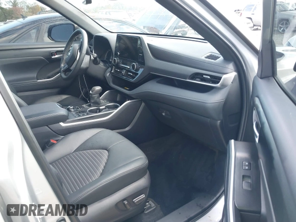 2024 Toyota Highlander LE z VIN 5TDKDRBH3RS531904, wystawiony jako IAAI lot #40509853 z przebiegiem 12 408 mil mil oraz . Historia ofert i sprzedaży dostępna na DreamBid. Obrazek 5.