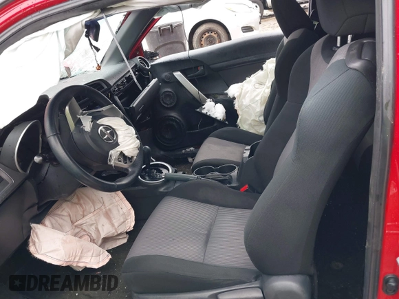 2015 Scion tC z VIN JTKJF5C79FJ013303, wystawiony jako IAAI lot #41581714 z przebiegiem Nie podano mil oraz . Historia ofert i sprzedaży dostępna na DreamBid. Obrazek 5.