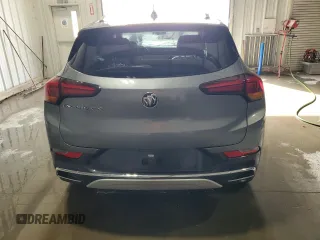 2020 Buick Encore GX Essence z VIN KL4MMFSL4LB095343, wystawiony jako Copart lot #47277695 z przebiegiem 135 502 mil mil oraz Czysty tytuł • Clean title. Historia ofert i sprzedaży dostępna na DreamBid. Obrazek 6.