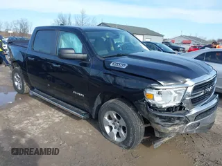 2019 Ram 1500 Big Horn z VIN 1C6SRFFT7KN658334, wystawiony jako IAAI lot #41930603 z przebiegiem 84 124 mil mil oraz . Historia ofert i sprzedaży dostępna na DreamBid. Obrazek 1.