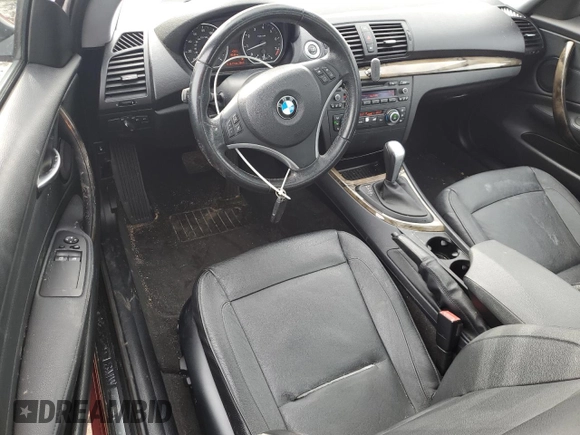 2011 BMW 1 Series 128i z VIN WBAUP9C52BVL89574, wystawiony jako Copart lot #43713545 z przebiegiem 121 819 mil mil oraz Szkody całkowita. Historia ofert i sprzedaży dostępna na DreamBid. Obrazek 8.