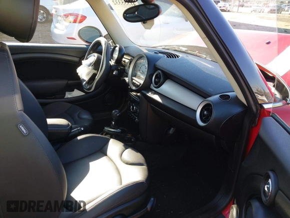 2013 MINI Hardtop z VIN WMWSU3C53DT546962, wystawiony jako IAAI lot #41355332 z przebiegiem 82 041 mil mil oraz . Historia ofert i sprzedaży dostępna na DreamBid. Obrazek 5.