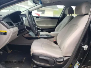 2017 Hyundai Sonata 2.4L z VIN 5NPE24AF9HH568742, wystawiony jako Copart lot #59537275 z przebiegiem 132 831 mil mil oraz Szkoda całkowita • Salvage title. Historia ofert i sprzedaży dostępna na DreamBid. Obrazek 7.