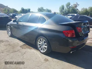 2015 BMW 5 Series 550i z VIN WBAKN9C53FD682327, wystawiony jako IAAI lot #42314810 z przebiegiem 131 794 mil mil oraz . Historia ofert i sprzedaży dostępna na DreamBid. Obrazek 3.