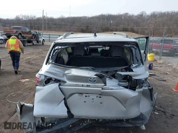 2021 Toyota Sienna XLE with VIN 5TDYRKEC1MS068172, listed as a IAAI auction lot 41557339 with 35,734 mi miles. Bid and sale history available at carsss.com. Image 6.