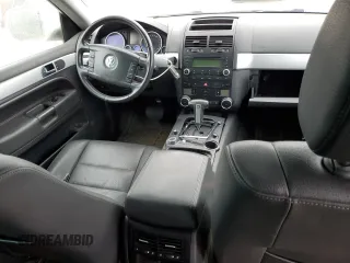 2008 Volkswagen Touareg V6 z VIN WVGBE77L08D043577, wystawiony jako Copart lot #50735775 z przebiegiem Nie podano mil oraz Szkoda całkowita • Salvage title. Historia ofert i sprzedaży dostępna na DreamBid. Obrazek 8.