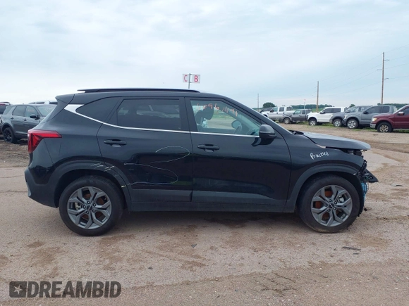 2024 Kia Seltos S z VIN KNDEUCAA9R7469448, wystawiony jako IAAI lot #40961491 z przebiegiem 26 742 mil mil oraz . Historia ofert i sprzedaży dostępna na DreamBid. Obrazek 13.