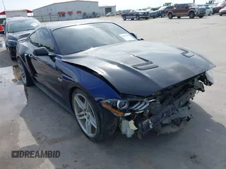 2018 Ford Mustang GT z VIN 1FA6P8CF7J5163016, wystawiony jako IAAI lot #42231330 z przebiegiem 55 810 mil mil oraz . Historia ofert i sprzedaży dostępna na DreamBid. Obrazek 1.