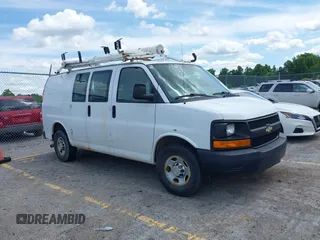 2013 Chevrolet Express Cargo z VIN 1GCWGFCA8D1902974, wystawiony jako IAAI lot #42319352 z przebiegiem 101 423 mil mil oraz . Historia ofert i sprzedaży dostępna na DreamBid. Obrazek 1.