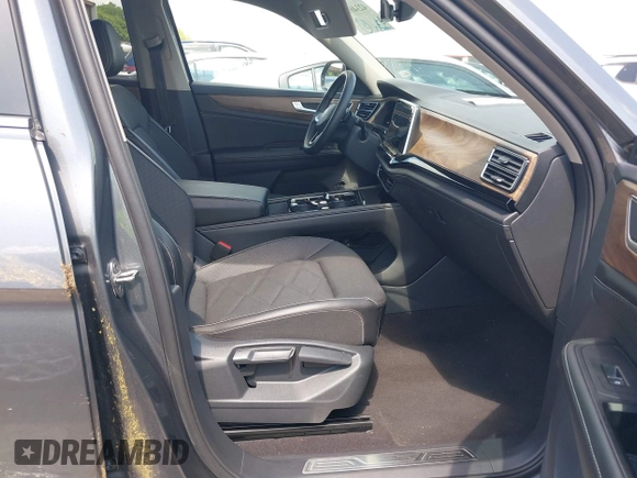 2024 Volkswagen Atlas SE with VIN 1V2HR2CAXRC528423, listed as a IAAI auction lot 42346922 with 38,637 mi miles and . Bid and sale history available at DreamBid. Image 5.