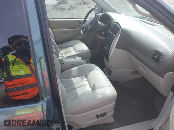2005 Chrysler Town & Country Touring with VIN 2C4GP54LX5R202644, listed as a IAAI auction lot 41864996 with 161,645 mi miles. Bid and sale history available at carsss.com. Image 5.