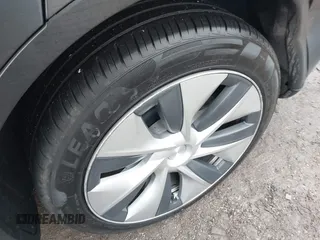 2022 Tesla Model Y Long Range z VIN 7SAYGDEE9NF331410, wystawiony jako IAAI lot #41580172 z przebiegiem 81 794 mil mil oraz . Historia ofert i sprzedaży dostępna na DreamBid. Obrazek 11.