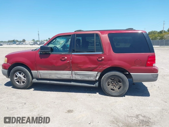 2003 Ford Expedition Special Service with VIN 1FMPU15L33LA76211, listed as a IAAI auction lot 42035061 with 211,599 mi miles. Bid and sale history available at carsss.com. Image 14.
