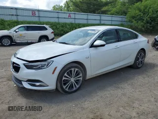 2019 Buick Regal Essence z VIN W04GP6SX5K1011235, wystawiony jako Copart lot #61972785 z przebiegiem 109 442 mil mil oraz Czysty tytuł • Clean title. Historia ofert i sprzedaży dostępna na DreamBid. Obrazek 1.