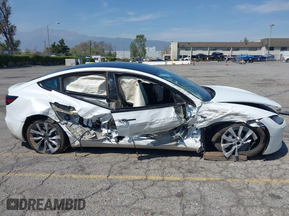 2025 Tesla Model 3 Long Range z VIN 5YJ3E1EA1SF876795, wystawiony jako IAAI lot #41967853 z przebiegiem 8 328 mil mil oraz . Historia ofert i sprzedaży dostępna na DreamBid. Obrazek 14.