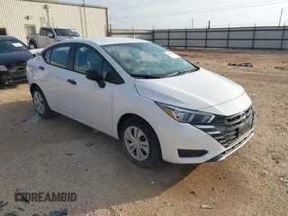 2024 Nissan Versa S z VIN 3N1CN8DV3RL912000, wystawiony jako IAAI lot #42134533 z przebiegiem 565 mil mil oraz . Historia ofert i sprzedaży dostępna na DreamBid. Obrazek 1.