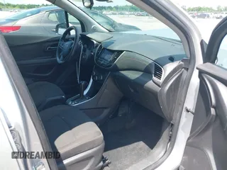 2021 Chevrolet Trax LS z VIN KL7CJKSB2MB316589, wystawiony jako IAAI lot #42203347 z przebiegiem 77 105 mil mil oraz . Historia ofert i sprzedaży dostępna na DreamBid. Obrazek 5.