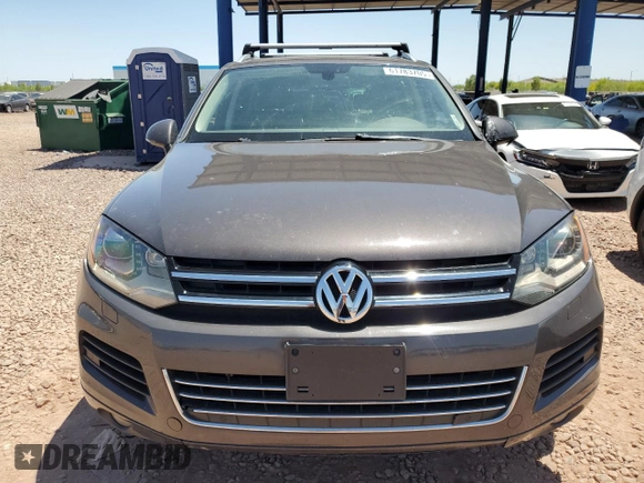 2012 Volkswagen Touareg Sport z VIN WVGFK9BPXCD003600, wystawiony jako Copart lot #61783705 z przebiegiem 171 598 mil mil oraz Czysty tytuł • Clean title. Historia ofert i sprzedaży dostępna na DreamBid. Obrazek 5.