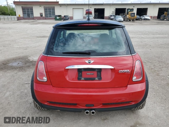 2005 MINI Hardtop S z VIN WMWRE33505TL15594, wystawiony jako Copart lot #55207915 z przebiegiem Nie podano mil oraz Szkoda całkowita • Salvage title. Historia ofert i sprzedaży dostępna na DreamBid. Obrazek 6.
