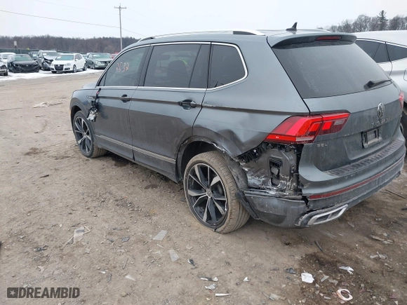 2022 Volkswagen Tiguan SEL R-Line with VIN 3VV4B7AX1NM159048, listed as a IAAI auction lot 41352532 with 33,394 mi miles. Bid and sale history available at carsss.com. Image 6.